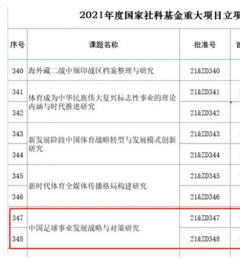 王栓子腼腆的笑了下，伸手抓了一小把在手里斯斯文文的剥着壳儿。